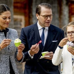 Victoria y Daniel de Suecia y su hija Estela de Suecia tomando un helado en Linkoping