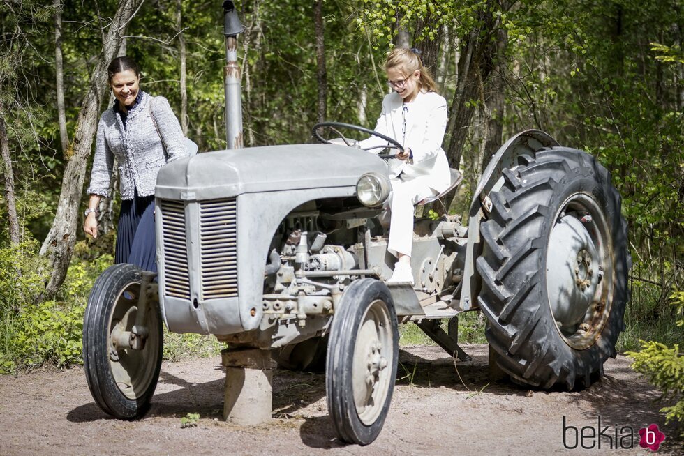 Estela de Suecia montada en un tractor en Linkoping