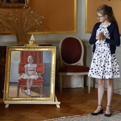 Estela de Suecia ante su retrato en el Castillo de Linköping