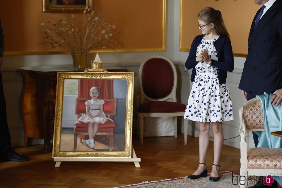 Estela de Suecia ante su retrato en el Castillo de Linköping