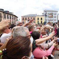 El Rey Felipe saludando a la ciudadanía en Ponferrada