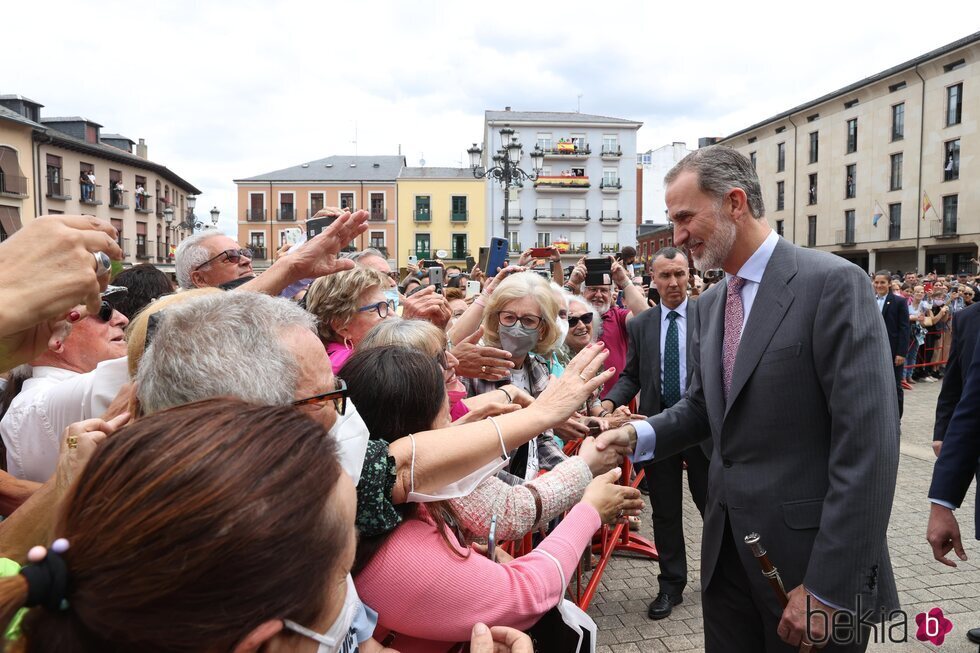El Rey Felipe saludando a la ciudadanía en Ponferrada