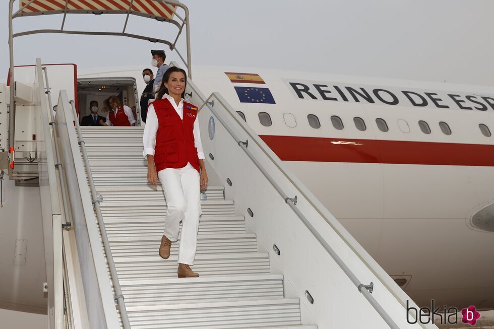 La Reina Letizia bajando el avión a su llegada a Mauritania para su viaje de cooperación