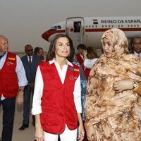 La Reina Letizia con la Primera Dama de Mauritania a su llegada a Mauritania para su viaje de cooperación