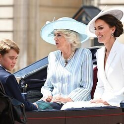 Camilla Parker, Kate Middleton y el Príncipe Jorge en un carruaje en Trooping the Colour 2022 por el Jubileo de Platino