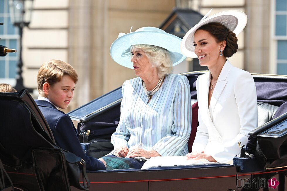 Camilla Parker, Kate Middleton y el Príncipe Jorge en un carruaje en Trooping the Colour 2022 por el Jubileo de Platino