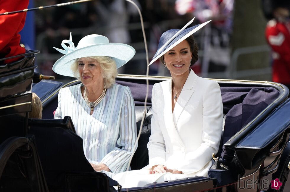 Camilla Parker y Kate Middleton en un carruaje en Trooping the Colour 2022 por el Jubileo de Platino