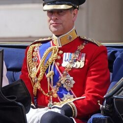 El Príncipe Eduardo en un carruaje en Trooping the Colour 2022 por el Jubileo de Platino