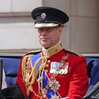 El Príncipe Eduardo en un carruaje en Trooping the Colour 2022 por el Jubileo de Platino