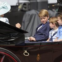 Los Príncipes Jorge, Carlota y Luis en un carruaje en Trooping the Colour 2022 por el Jubileo de Platino