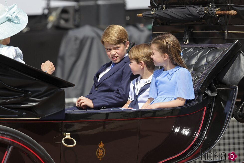 Los Príncipes Jorge, Carlota y Luis en un carruaje en Trooping the Colour 2022 por el Jubileo de Platino
