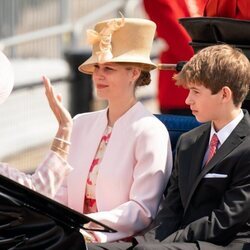 Lady Louise y James Mountbatten-Windsor en un carruaje en Trooping the Colour 2022 por el Jubileo de Platino