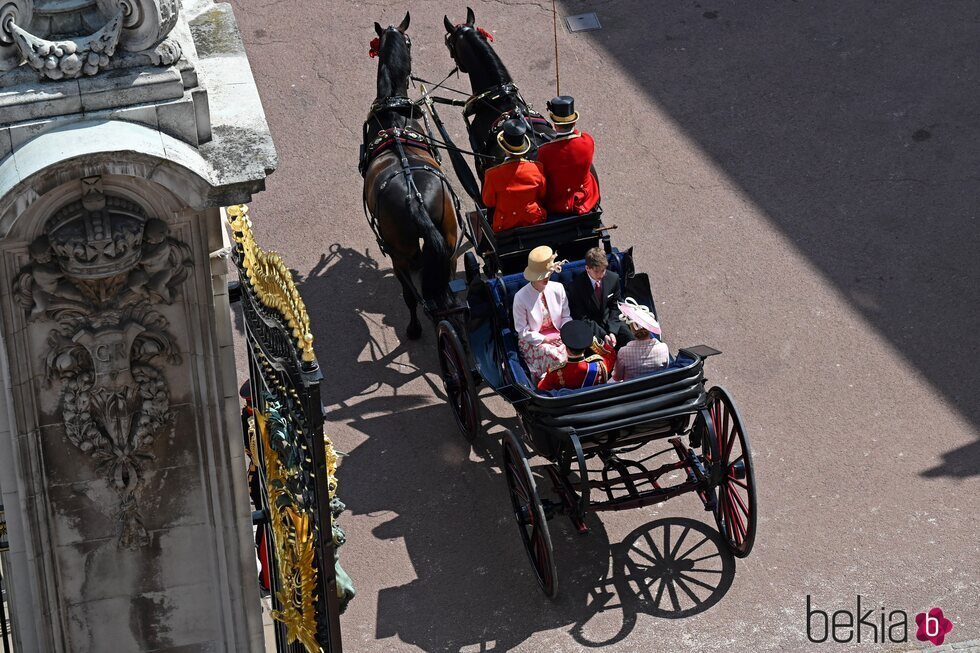 Los Condes de Wessex y sus hijos en un carruaje en Trooping the Colour 2022 por el Jubileo de Platino