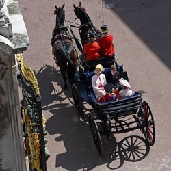 Los Condes de Wessex y sus hijos en un carruaje en Trooping the Colour 2022 por el Jubileo de Platino