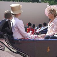El Príncipe Eduardo y Sophie de Wessex con sus hijos en un carruaje en Trooping the Colour 2022 por el Jubileo de Platino