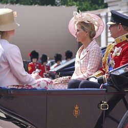 El Príncipe Eduardo y Sophie de Wessex con sus hijos en un carruaje en Trooping the Colour 2022 por el Jubileo de Platino