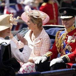 El Príncipe Eduardo, Sophie de Wessex y Lady Louise Mountbatten-Windsor en un carruaje en Trooping the Colour 2022 por el Jubileo de Platino