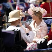 El Príncipe Eduardo, Sophie de Wessex y Lady Louise Mountbatten-Windsor en un carruaje en Trooping the Colour 2022 por el Jubileo de Platino