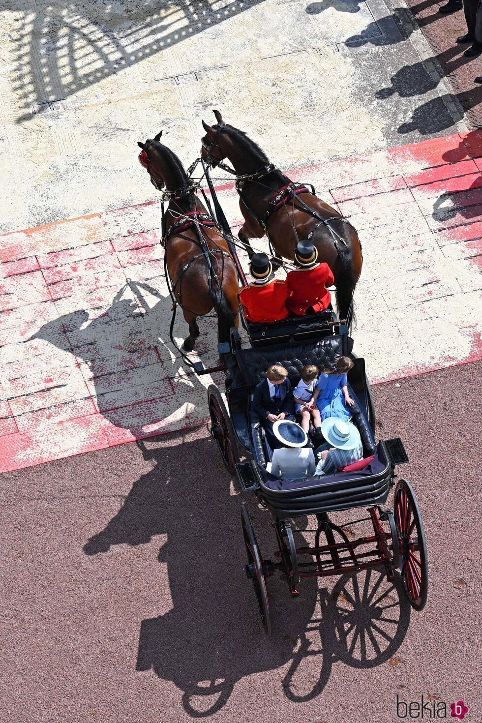 Camilla Parker, Kate Middleton y los Príncipes Jorge, Carlota y Luis en un carruaje en Trooping the Colour 2022 por el Jubileo de Platino