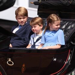 El Príncipe Jorge, la Princesa Carlota y el Príncipe Luis en un carruaje en Trooping the Colour 2022 por el Jubileo de Platino