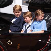 El Príncipe Jorge, la Princesa Carlota y el Príncipe Luis en un carruaje en Trooping the Colour 2022 por el Jubileo de Platino