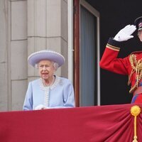 El Duque de Kent realiza el saludo militar junto a la Reina Isabel en Trooping the Colour 2022 por el Jubileo de Platino