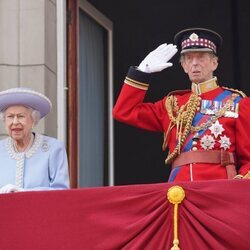El Duque de Kent realiza el saludo militar junto a la Reina Isabel en Trooping the Colour 2022 por el Jubileo de Platino