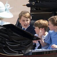Los Príncipes Jorge, Carlota y Luis de Cambridge en un carruaje en Trooping the Colour 2022 por el Jubileo de Platino