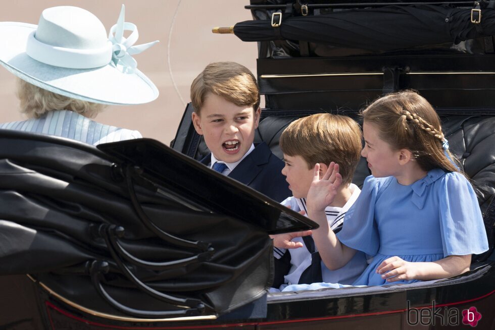 Los Príncipes Jorge, Carlota y Luis de Cambridge en un carruaje en Trooping the Colour 2022 por el Jubileo de Platino