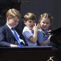 Una divertida imagen del Príncipe Jorge, el Príncipe Luis y la Princesa Carlota en Trooping the Colour 2022 por el Jubileo de Platino