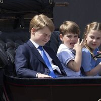 Una divertida imagen del Príncipe Jorge, el Príncipe Luis y la Princesa Carlota en Trooping the Colour 2022 por el Jubileo de Platino