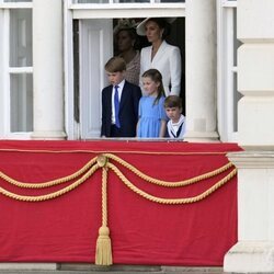Kate Middleton y sus hijos Jorge, Carlota y Luis viendo Trooping the Colour 2022 por el Jubileo de Platino