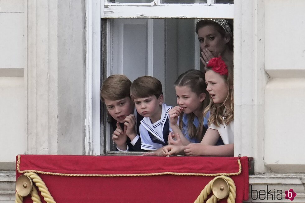 El Príncipe Jorge, la Princesa Carlota, el Príncipe Luis, Mia Tindall y Beatriz de York en Trooping the Colour 2022 por el Jubileo de Platino