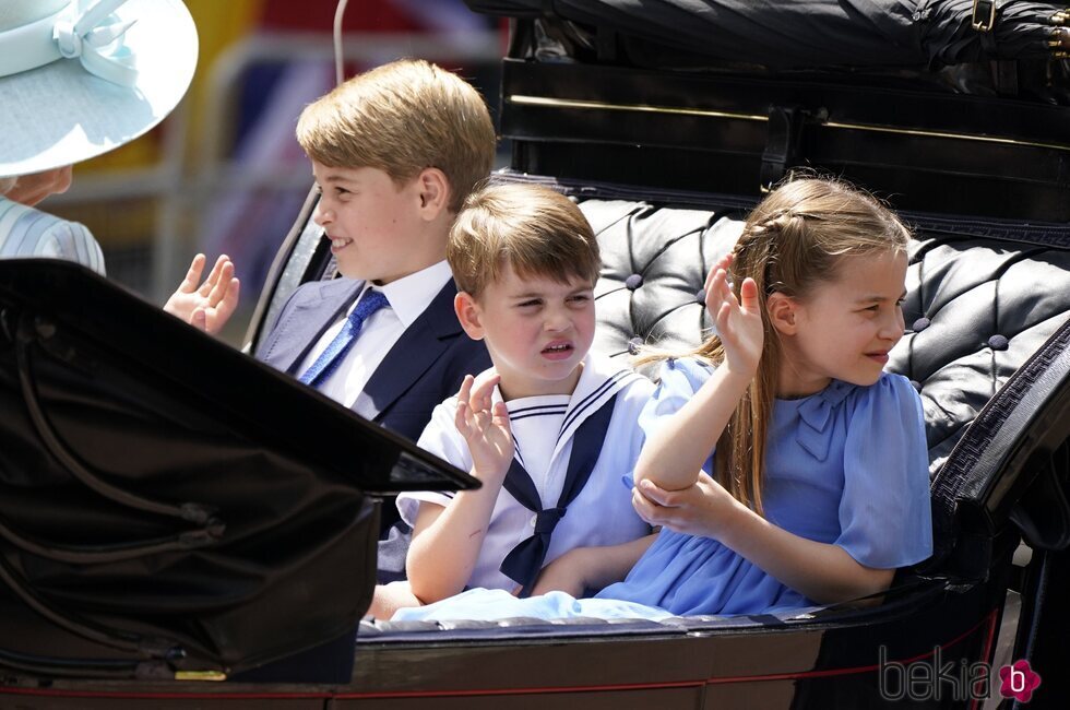 El Príncipe Jorge, la Princesa Carlota y el Príncipe Luis saludando en un carruaje en Trooping the Colour 2022 por el Jubileo de Platino