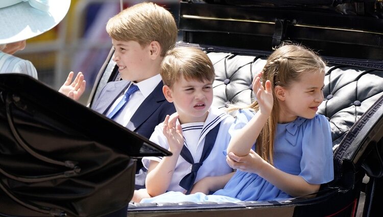 El Príncipe Jorge, la Princesa Carlota y el Príncipe Luis saludando en un carruaje en Trooping the Colour 2022 por el Jubileo de Platino