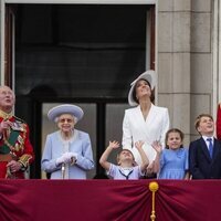 La Familia Real Británica mirando al cielo en Trooping the Colour 2022 por el Jubileo de Platino