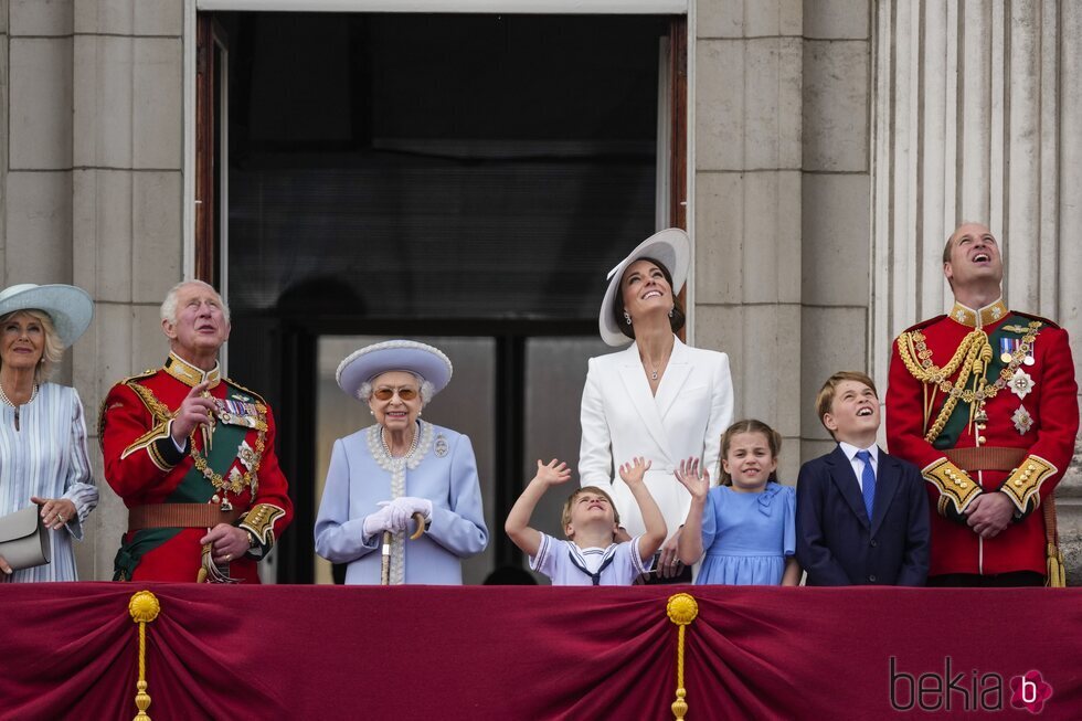 La Familia Real Británica mirando al cielo en Trooping the Colour 2022 por el Jubileo de Platino