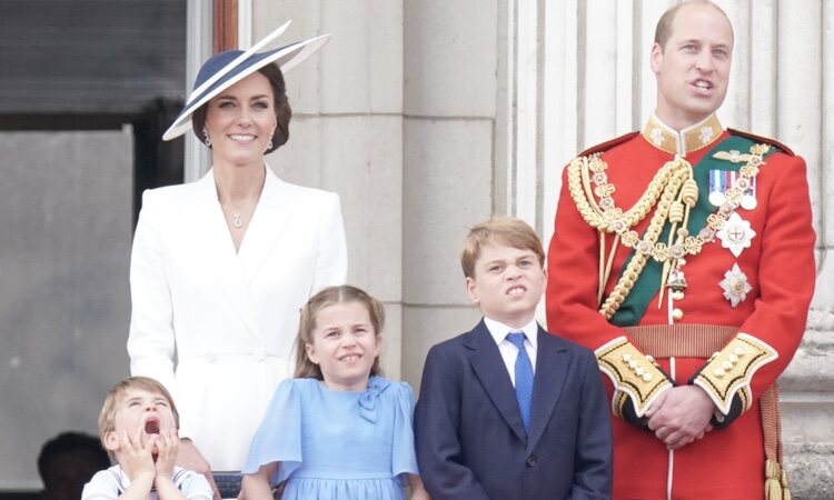 El Príncipe Jorge y el Príncipe Luis poniendo caras junto al Príncipe Guillermo y Kate Middleton y la Princesa Carlota en Trooping the Colour 2022