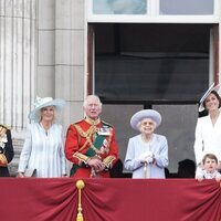 La Reina Isabel, el Príncipe Carlos y Camilla y los Cambridge en Trooping the Colour 2022 por el Jubileo de Platino