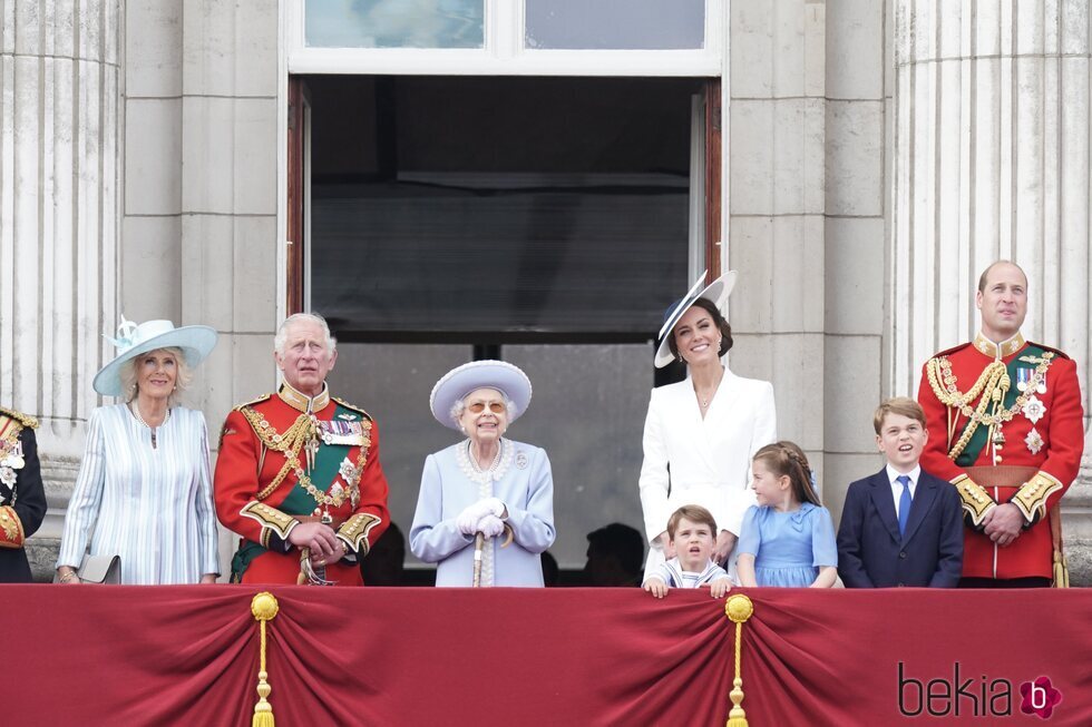 La Reina Isabel, el Príncipe Carlos y Camilla y los Cambridge en Trooping the Colour 2022 por el Jubileo de Platino
