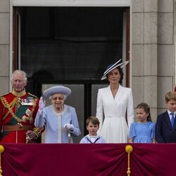 La Reina Isabel saludando junto a Carlos y Camilla y los Cambridge en Trooping the Colour 2022 por el Jubileo de Platino