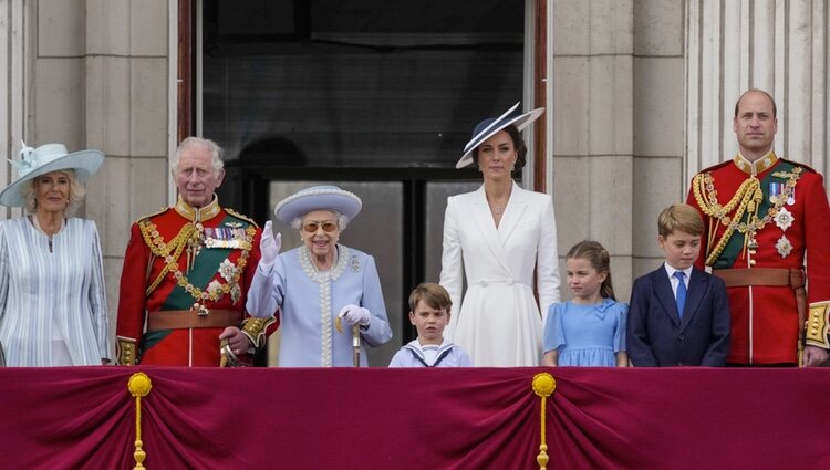 La Reina Isabel saludando junto a Carlos y Camilla y los Cambridge en Trooping the Colour 2022 por el Jubileo de Platino