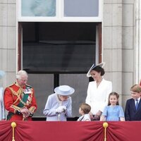 La Reina Isabel y el Príncipe Luis hablando ante Carlos y Camilla y del Príncipe Guillermo y Kate Middleton, el Príncipe Jorge y la Princesa Carlota