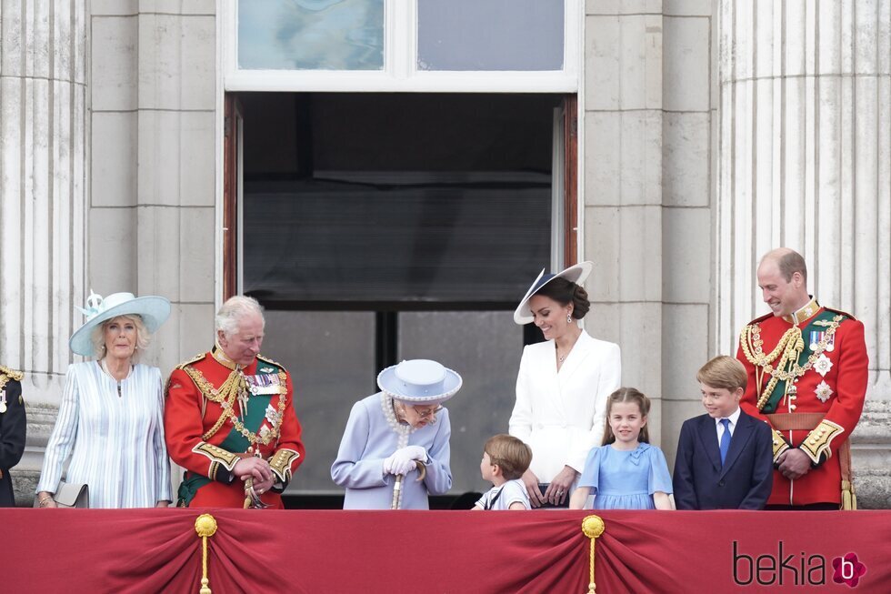La Reina Isabel y el Príncipe Luis hablando ante Carlos y Camilla y del Príncipe Guillermo y Kate Middleton, el Príncipe Jorge y la Princesa Carlota