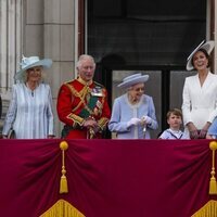 La Familia Real Británica en el balcón de Buckingham Palace en Trooping the Colour 2022 por el Jubileo de Platino