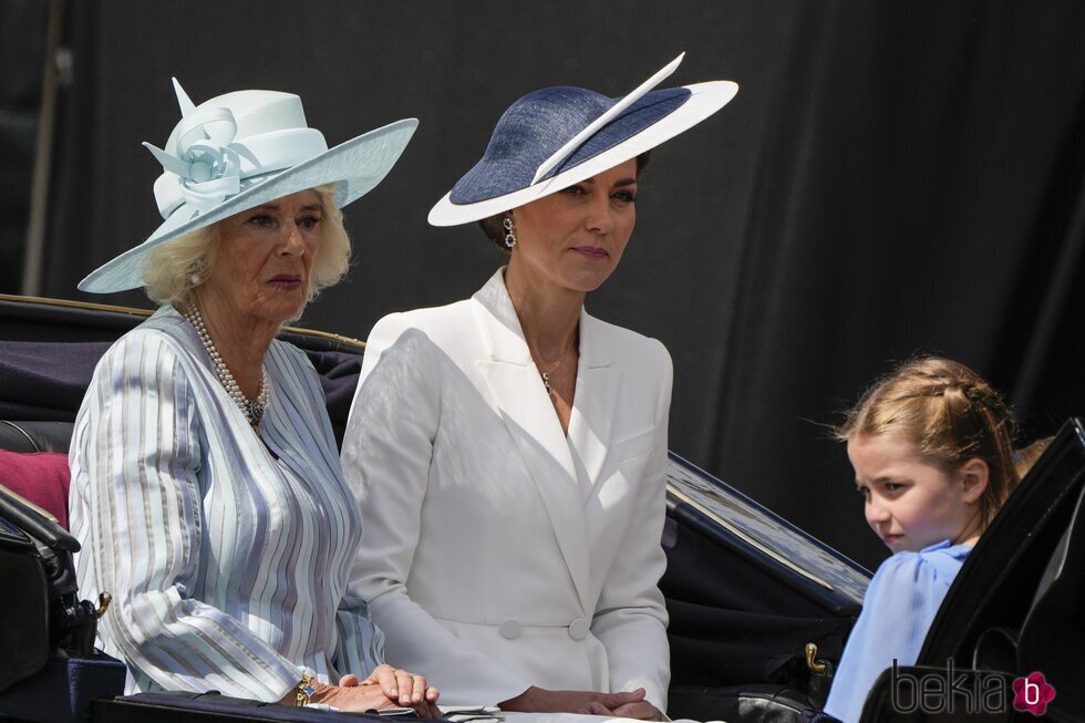 Camilla Parker, Kate Middleton y la Princesa Carlota en un carruaje en Trooping the Colour 2022 por el Jubileo de Platino
