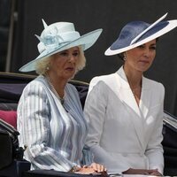 Camilla Parker, Kate Middleton y la Princesa Carlota en un carruaje en Trooping the Colour 2022 por el Jubileo de Platino