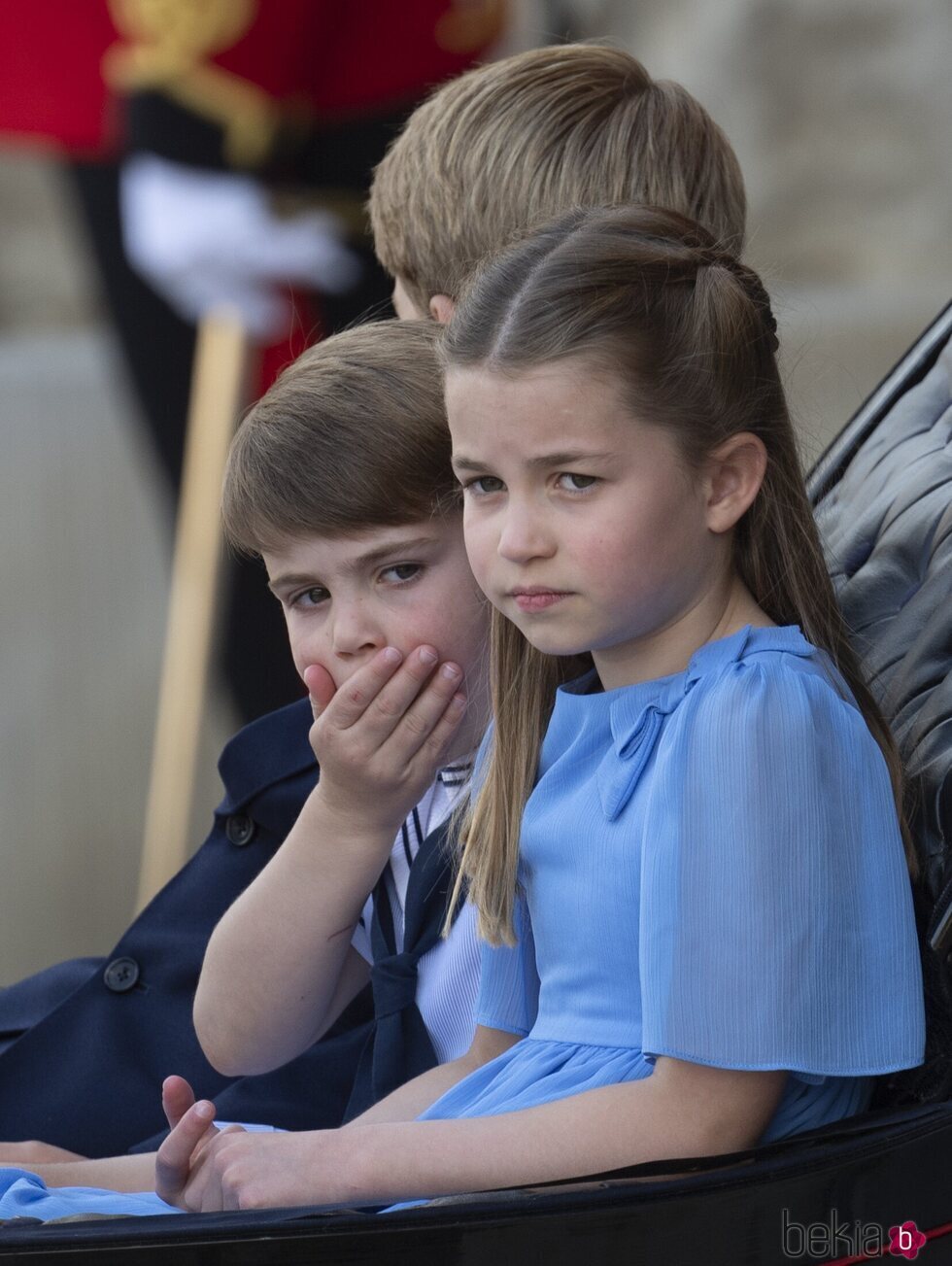 El Príncipe Luis y la Princesa Carlota en un carruaje en Trooping the Colour 2022 por el Jubileo de Platino
