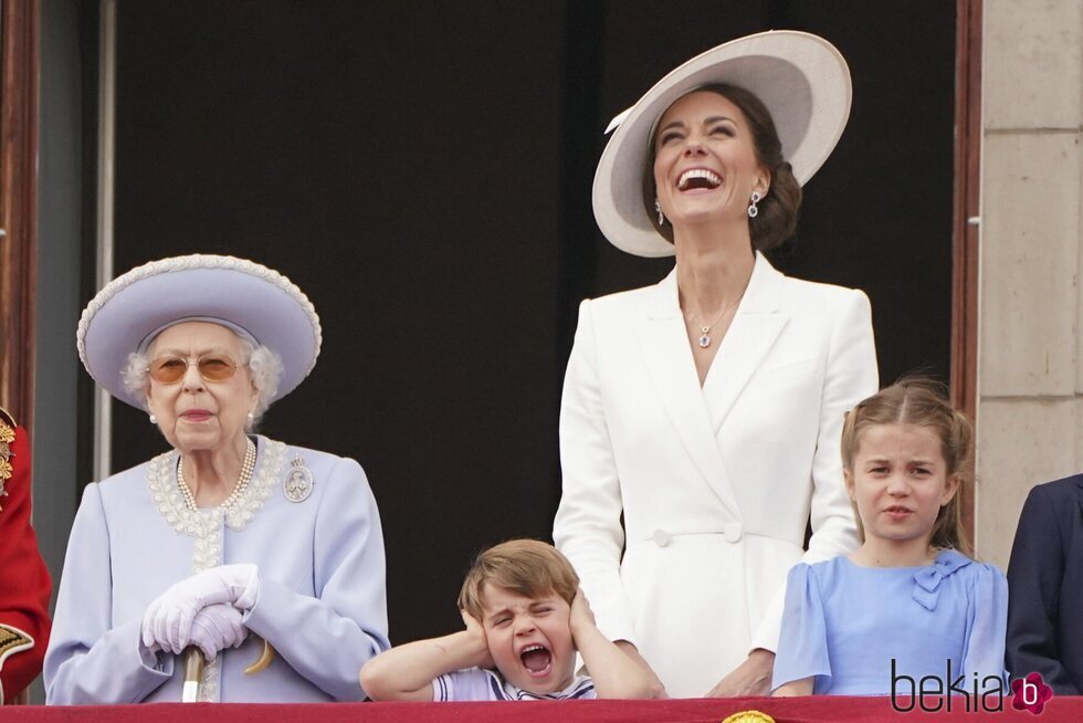 La Reina Isabel, Kate Middleton, la Princesa Carlota y el Príncipe Luis en Trooping the Colour 2022 por el Jubileo de Platino