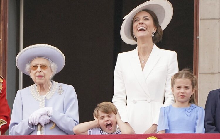 La Reina Isabel, Kate Middleton, la Princesa Carlota y el Príncipe Luis en Trooping the Colour 2022 por el Jubileo de Platino